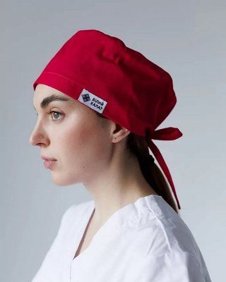 Медицинская классичская шапочка на завязках малиновая 1704725968 фото